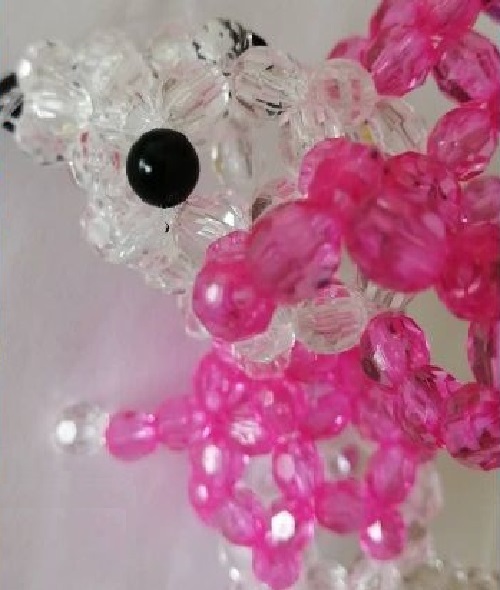 11月13日，正規(guī)好做的手工項(xiàng)目，居家副業(yè)掙錢，手工之家的珠繡串珠是純手工，人們喜歡，圖為勵(lì)志珠珠繡串珠手工產(chǎn)品剪影