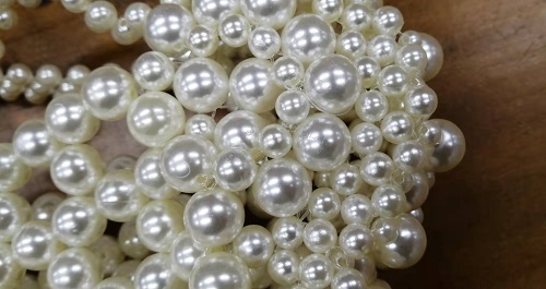 1月14日，在家做手工掙錢，靈活就業(yè)創(chuàng)業(yè)，很多人選擇手工之家后居家手工收入好，圖為勵(lì)志珠珠繡串珠手工產(chǎn)品剪影