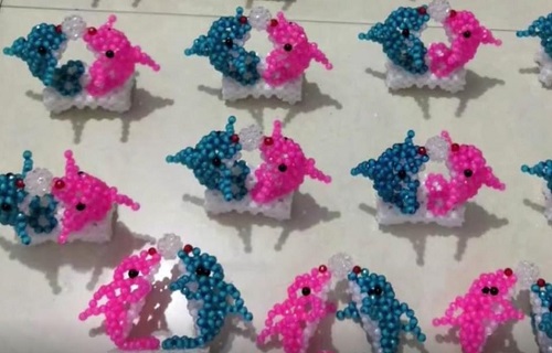 11月16日，拿回家做的手工，居家靈活就業(yè)創(chuàng)業(yè)，手工之家的手工項(xiàng)目加工人員涵蓋很廣，圖為勵(lì)志珠珠繡串珠手工產(chǎn)品剪影