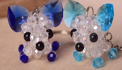 11月16日，拿回家做的手工，居家靈活就業(yè)創(chuàng)業(yè)，手工之家的手工項(xiàng)目加工人員涵蓋很廣，圖為勵(lì)志珠珠繡串珠手工產(chǎn)品剪影