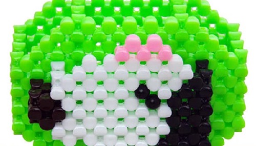 11月18日，在家做手工掙錢，想接正規(guī)廠家的手工項目，手工之家正規(guī)可靠、制度完善，圖為勵志珠珠繡串珠手工產(chǎn)品剪影