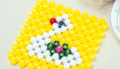 11月19日，拿回家做的手工，靈活就業(yè)創(chuàng)業(yè)手工項目，在手工之家個人做和開手工工作室、以及邊加工邊銷售，哪個更合適？圖為勵志珠珠繡串珠手工產(chǎn)品剪影