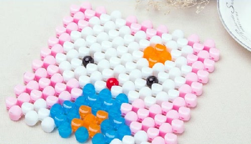 11月19日，拿回家做的手工，靈活就業(yè)創(chuàng)業(yè)手工項目，在手工之家個人做和開手工工作室、以及邊加工邊銷售，哪個更合適？圖為勵志珠珠繡串珠手工產(chǎn)品剪影