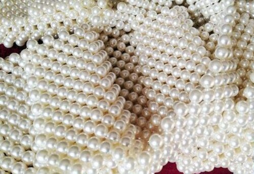 11月22日，拿回家做的手工，在家做手工掙錢，靈活就業(yè)創(chuàng)業(yè)選重視產(chǎn)品銷售的手工之家，圖為勵志珠珠繡串珠手工產(chǎn)品剪影