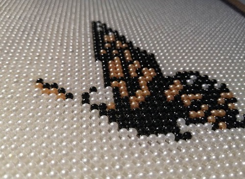 11月25日，拿回家做的手工項(xiàng)目，手工加工回收項(xiàng)目，手工之家一直在這樣做因?yàn)樨?fù)責(zé)，圖為勵志珠珠繡串珠手工產(chǎn)品細(xì)節(jié)剪影