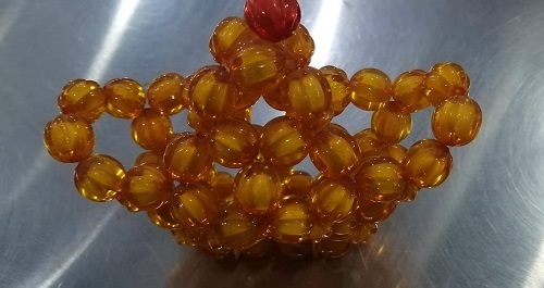 12月1日，新的一月，把純手工拿回家做，靈活就業(yè)創(chuàng)業(yè)，手工之家以誠待人、以真為本，圖為勵(lì)志珠珠繡串珠手工產(chǎn)品剪影