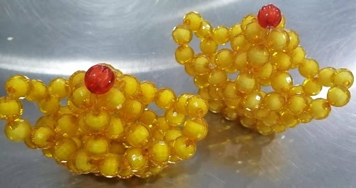 12月1日，新的一月，把純手工拿回家做，靈活就業(yè)創(chuàng)業(yè)，手工之家以誠待人、以真為本，圖為勵(lì)志珠珠繡串珠手工產(chǎn)品剪影