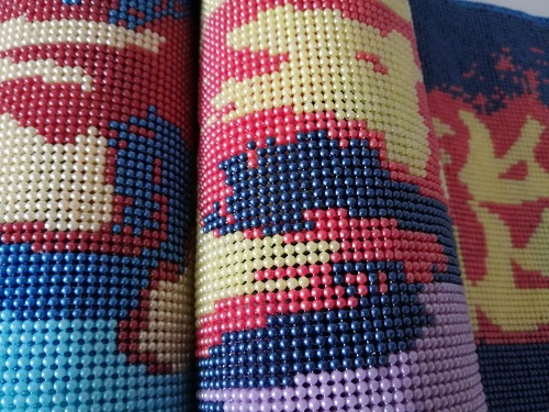 12月6日，帶回家做的手工項目，在家做手工靈活就業(yè)創(chuàng)業(yè)，男士女士做手工之家的手工有什么區(qū)別，圖為勵志珠珠繡串珠手工產(chǎn)品剪影