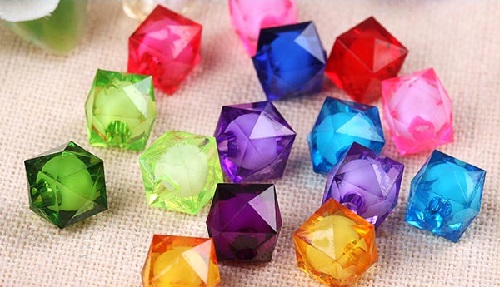 1月13日，想接正規(guī)廠家的手工項目，在家手工靈活就業(yè)，實事求是、個性化就是手工之家的更好服務，圖為勵志珠珠繡串珠手工繡珠剪影