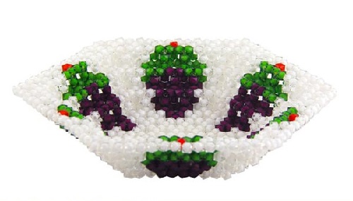 1月18日，正規(guī)手工項(xiàng)目，靈活就業(yè)好選擇，手工之家是個(gè)大家庭，大家每一個(gè)人都是重要成員，圖為勵(lì)志珠珠繡串珠手工產(chǎn)品剪影