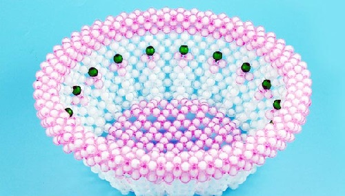 1月18日，正規(guī)手工項(xiàng)目，靈活就業(yè)好選擇，手工之家是個(gè)大家庭，大家每一個(gè)人都是重要成員，圖為勵(lì)志珠珠繡串珠手工產(chǎn)品剪影