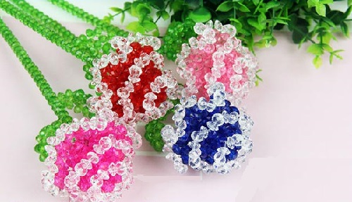 1月31日，正規(guī)可靠的手工項(xiàng)目，可以帶回家做的手工，手工之家都有什么品牌？圖為勵(lì)志珠珠繡串珠手工產(chǎn)品剪影