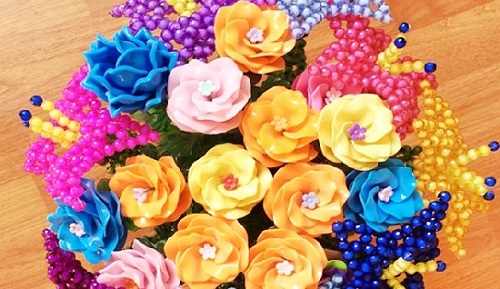 1月31日，正規(guī)可靠的手工項(xiàng)目，可以帶回家做的手工，手工之家都有什么品牌？圖為勵(lì)志珠珠繡串珠手工產(chǎn)品剪影
