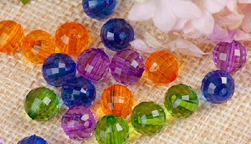 2月3日，純手工加工項(xiàng)目，專兼職手工，手工之家手工事業(yè)的外發(fā)加工業(yè)務(wù)利于大家、也利于企業(yè)，圖為勵志珠珠繡串珠手工繡珠剪影 作為手工之家珠繡串珠手工事業(yè)的重要板塊，手工之家的外發(fā)加工業(yè)務(wù)一直以來都做的很好，不僅為這個手工事業(yè)的發(fā)展提供了支持和保證，也因?yàn)閹椭吮姸嚅e散勞動力實(shí)現(xiàn)了居家靈活就業(yè)，而產(chǎn)生了良好的社會效益。 了解手工之家十幾年的發(fā)展歷史就會知道，手工之家最初只是一個小作坊，因?yàn)榧庸さ闹槔C串珠手工產(chǎn)品在市場上很受歡迎，對加工的需求很大，所以開始通過招募周邊鄉(xiāng)村的閑散勞動力居家做，開啟了外發(fā)加工的大門。 隨著產(chǎn)品種類越來越多，隨著市場越來越大，從商超到訂單客戶、從國內(nèi)到國外，從企業(yè)定制到展會、家裝行業(yè)，隨著知名度越來越高，加上手工之家一直以來對外的服務(wù)越來越完善、口碑越來越好，外發(fā)加工業(yè)務(wù)的范圍也越來越大、人員越來越多。 可以說，從南到北、從東到西，從農(nóng)村到城市、從女士到男士，手工之家?guī)椭珖鞯乇姸嚅e散勞動力通過珠繡串珠手工加工，居家掙錢增收，有的是自己兼職做、有的是與家人一起做、有的還組織人在做，手工之家的珠繡串珠手工事業(yè)的外發(fā)加工業(yè)務(wù)，成為加工人員心中一個寄托和向往。 對于手工之家企業(yè)來說，外發(fā)加工業(yè)務(wù)不僅保證了珠繡串珠手工的加工能力，可以更好地服務(wù)訂單客戶和市場，而且也為企業(yè)帶來了各種成績和榮譽(yù)，為企業(yè)帶來了大家的信任和支持。 為了更好服務(wù)外發(fā)加工業(yè)務(wù)的每一位加工人員，手工之家一直在不斷升級和完善相關(guān)的服務(wù)，不管是什么合作方式，手工之家都會提供真誠的服務(wù)，讓大家沒有后顧之憂，對于申請移動銷售新平臺的加工人員，手工之家的各項(xiàng)服務(wù)會更加貼心周到，讓大家在家加工銷售掙兩份收入。  純手工加工項(xiàng)目，專兼職手工，手工之家手工事業(yè)的外發(fā)加工業(yè)務(wù)利于大家、也利于企業(yè)。