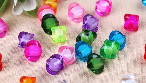 2月3日，純手工加工項(xiàng)目，專兼職手工，手工之家手工事業(yè)的外發(fā)加工業(yè)務(wù)利于大家、也利于企業(yè)，圖為勵志珠珠繡串珠手工繡珠剪影 作為手工之家珠繡串珠手工事業(yè)的重要板塊，手工之家的外發(fā)加工業(yè)務(wù)一直以來都做的很好，不僅為這個手工事業(yè)的發(fā)展提供了支持和保證，也因?yàn)閹椭吮姸嚅e散勞動力實(shí)現(xiàn)了居家靈活就業(yè)，而產(chǎn)生了良好的社會效益。 了解手工之家十幾年的發(fā)展歷史就會知道，手工之家最初只是一個小作坊，因?yàn)榧庸さ闹槔C串珠手工產(chǎn)品在市場上很受歡迎，對加工的需求很大，所以開始通過招募周邊鄉(xiāng)村的閑散勞動力居家做，開啟了外發(fā)加工的大門。 隨著產(chǎn)品種類越來越多，隨著市場越來越大，從商超到訂單客戶、從國內(nèi)到國外，從企業(yè)定制到展會、家裝行業(yè)，隨著知名度越來越高，加上手工之家一直以來對外的服務(wù)越來越完善、口碑越來越好，外發(fā)加工業(yè)務(wù)的范圍也越來越大、人員越來越多。 可以說，從南到北、從東到西，從農(nóng)村到城市、從女士到男士，手工之家?guī)椭珖鞯乇姸嚅e散勞動力通過珠繡串珠手工加工，居家掙錢增收，有的是自己兼職做、有的是與家人一起做、有的還組織人在做，手工之家的珠繡串珠手工事業(yè)的外發(fā)加工業(yè)務(wù)，成為加工人員心中一個寄托和向往。 對于手工之家企業(yè)來說，外發(fā)加工業(yè)務(wù)不僅保證了珠繡串珠手工的加工能力，可以更好地服務(wù)訂單客戶和市場，而且也為企業(yè)帶來了各種成績和榮譽(yù)，為企業(yè)帶來了大家的信任和支持。 為了更好服務(wù)外發(fā)加工業(yè)務(wù)的每一位加工人員，手工之家一直在不斷升級和完善相關(guān)的服務(wù)，不管是什么合作方式，手工之家都會提供真誠的服務(wù)，讓大家沒有后顧之憂，對于申請移動銷售新平臺的加工人員，手工之家的各項(xiàng)服務(wù)會更加貼心周到，讓大家在家加工銷售掙兩份收入。  純手工加工項(xiàng)目，專兼職手工，手工之家手工事業(yè)的外發(fā)加工業(yè)務(wù)利于大家、也利于企業(yè)。