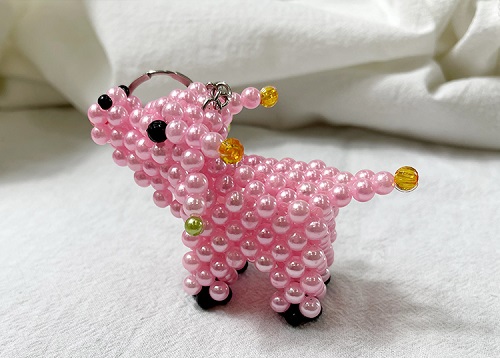 2月8日，正規(guī)手工企業(yè)，適合的串珠手工項(xiàng)目，手工之家的人性化服務(wù)很貼心，圖為勵(lì)志珠珠繡串珠手工產(chǎn)品剪影