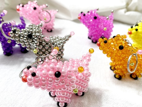 2月8日，正規(guī)手工企業(yè)，適合的串珠手工項(xiàng)目，手工之家的人性化服務(wù)很貼心，圖為勵(lì)志珠珠繡串珠手工產(chǎn)品剪影