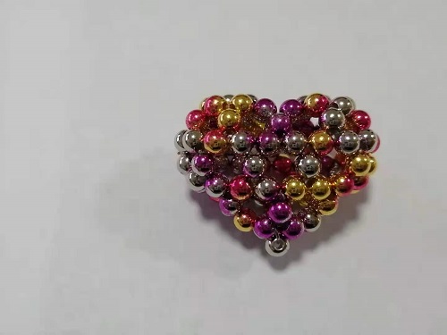 2月12日，在家兼職手工，帶回家做的手工項(xiàng)目，十多年的老手工平臺(tái)，手工之家有夢(mèng)、有愛(ài)、有笑，圖為勵(lì)志珠珠繡串珠手工產(chǎn)品剪影