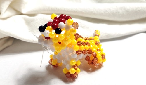 2月14日，正規(guī)手工項目，靈活就業(yè)好選擇，手工之家的純手工，加工和銷售都好做，因為產(chǎn)品讓人喜歡，圖為勵志珠珠繡串珠手工產(chǎn)品剪影