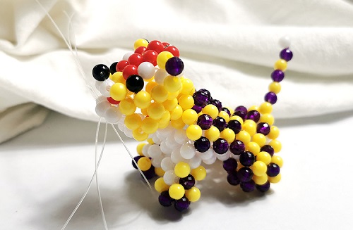 2月14日，正規(guī)手工項目，靈活就業(yè)好選擇，手工之家的純手工，加工和銷售都好做，因為產(chǎn)品讓人喜歡，圖為勵志珠珠繡串珠手工產(chǎn)品剪影