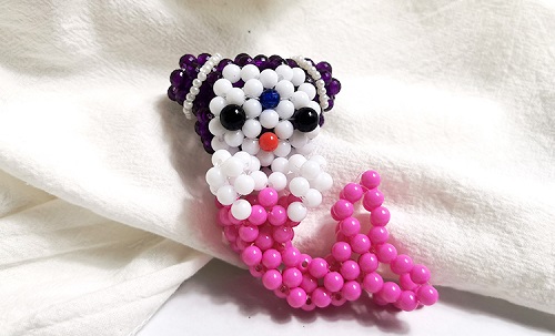 2月19日，想接正規(guī)廠家的手工項(xiàng)目，居家手工串珠，在手工之家，找好目標(biāo)、努力奮斗，就有好收獲，圖為勵(lì)志珠珠繡串珠手工產(chǎn)品剪影