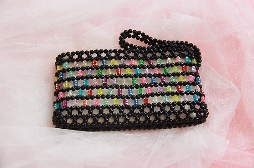 2月20日，在家手工加工掙錢，靈活就業(yè)串珠手工項目，手工之家是可靠的綜合手工平臺，圖為勵志珠珠繡串珠手工產(chǎn)品剪影