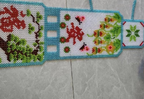 2月24日，帶回家做的手工項目，靈活就業(yè)串珠手工，手工之家對合作人員始終是以誠相待，圖為勵志珠珠繡串珠手工產(chǎn)品剪影