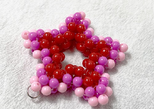 2月25日，手工項目拿回家做，正規(guī)廠家的手工，在手工之家對合作者平等公開不設(shè)限，銷售加工都是如此，圖為勵志珠珠繡串珠手工產(chǎn)品剪影