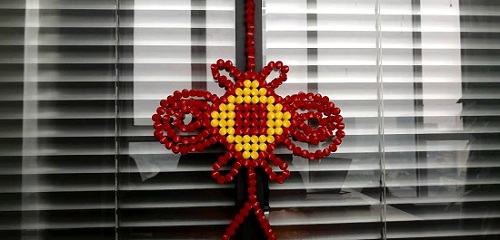 2月26日，靠譜的手工加工項(xiàng)目，在家做串珠手工掙錢，在手工之家，就知道了居家靈活就業(yè)的幸福，圖為勵(lì)志珠珠繡串珠手工產(chǎn)品剪影