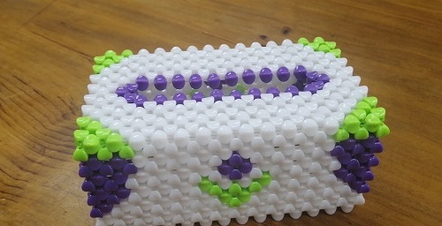 2月28日，拿回家做的手工項目，長期穩(wěn)定的純手工，手工之家加工銷售，相互補充、互相成就，只會讓收入更好，圖為勵志珠珠繡串珠手工產(chǎn)品剪影