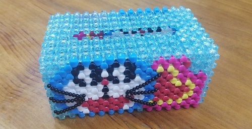 2月28日，拿回家做的手工項目，長期穩(wěn)定的純手工，手工之家加工銷售，相互補充、互相成就，只會讓收入更好，圖為勵志珠珠繡串珠手工產(chǎn)品剪影