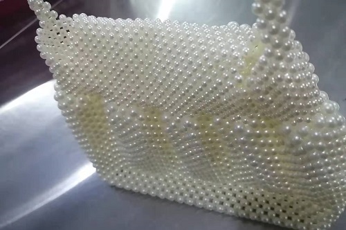 3月2日，拿回家做的手工副業(yè)，在家做手工掙錢，在手工之家做好手工項(xiàng)目需要注意的問題，圖為勵(lì)志珠珠繡串珠手工產(chǎn)品剪影