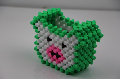 3月4日，珠繡手工加工回收項(xiàng)目，靈活就業(yè)創(chuàng)業(yè)，在家做的手工，選擇手工之家，加工人員怎么做才能多掙錢？圖為勵(lì)志珠珠繡串珠手工產(chǎn)品剪影