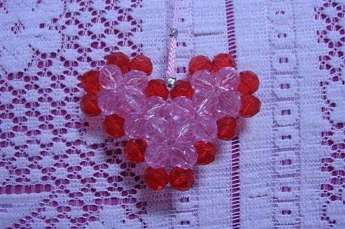 3月5日，珠繡手工加工回收項(xiàng)目，靈活就業(yè)創(chuàng)業(yè)，在家做的手工，手工之家十多年了，大家選擇、信任、喜歡這里有原因，圖為勵(lì)志珠珠繡串珠手工產(chǎn)品剪影