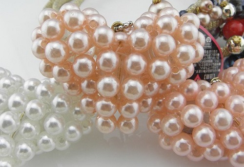 3月7日，在家做手工副業(yè)掙錢(qián)，想接正規(guī)廠家的手工項(xiàng)目，嚴(yán)把質(zhì)量關(guān)，對(duì)大家和手工之家要求一致，圖為勵(lì)志珠珠繡串珠手工產(chǎn)品剪影