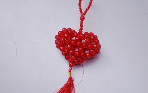 3月7日，在家做手工副業(yè)掙錢(qián)，想接正規(guī)廠家的手工項(xiàng)目，嚴(yán)把質(zhì)量關(guān)，對(duì)大家和手工之家要求一致，圖為勵(lì)志珠珠繡串珠手工產(chǎn)品剪影