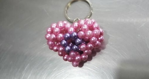 3月7日，在家做手工副業(yè)掙錢(qián)，想接正規(guī)廠家的手工項(xiàng)目，嚴(yán)把質(zhì)量關(guān)，對(duì)大家和手工之家要求一致，圖為勵(lì)志珠珠繡串珠手工產(chǎn)品剪影