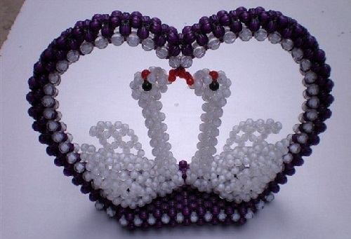 3月8日，拿回家做的手工副業(yè)，靈活就業(yè)創(chuàng)業(yè)手工項(xiàng)目，在手工之家要提高收入，還能這樣做，圖為勵(lì)志珠珠繡串珠手工產(chǎn)品剪影