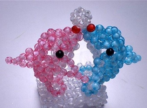 3月8日，拿回家做的手工副業(yè)，靈活就業(yè)創(chuàng)業(yè)手工項(xiàng)目，在手工之家要提高收入，還能這樣做，圖為勵(lì)志珠珠繡串珠手工產(chǎn)品剪影