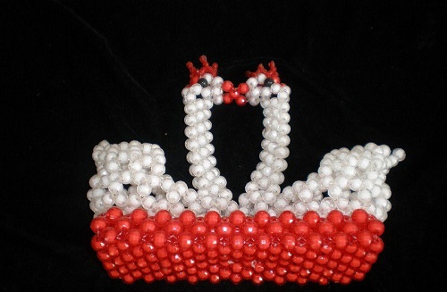 3月8日，拿回家做的手工副業(yè)，靈活就業(yè)創(chuàng)業(yè)手工項(xiàng)目，在手工之家要提高收入，還能這樣做，圖為勵(lì)志珠珠繡串珠手工產(chǎn)品剪影