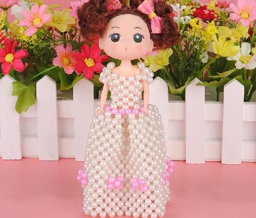 3月9日，適合在家做的好副業(yè)，居家手工靈活就業(yè)創(chuàng)業(yè)，在手工之家，創(chuàng)新和發(fā)展才是更好的傳承，圖為勵志珠珠繡串珠手工產(chǎn)品剪影