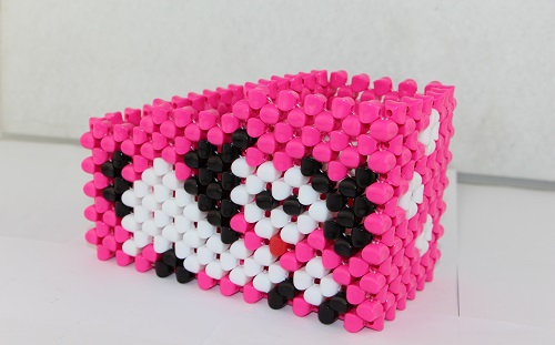 3月10日，居家副業(yè)項(xiàng)目，帶回家做的手工項(xiàng)目，良好的產(chǎn)品和服務(wù)始終是手工之家發(fā)展的法寶，圖為勵(lì)志珠珠繡串珠手工產(chǎn)品剪影