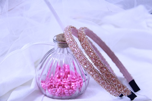 3月11日，拿回家做的手工副業(yè)，在家做手工掙錢，在手工之家，什么人適合做加工和銷售，圖為勵志珠珠繡串珠手工產(chǎn)品剪影