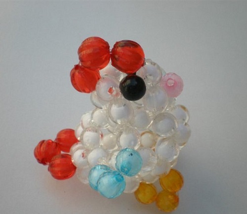 3月16日，手工好副業(yè)，想接正規(guī)廠家的手工，在手工之家要掙錢，加工看效率、銷售看客流，圖為勵(lì)志珠珠繡串珠手工產(chǎn)品剪影