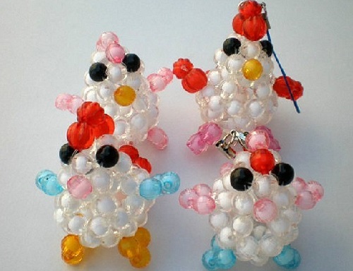3月16日，手工好副業(yè)，想接正規(guī)廠家的手工，在手工之家要掙錢，加工看效率、銷售看客流，圖為勵(lì)志珠珠繡串珠手工產(chǎn)品剪影