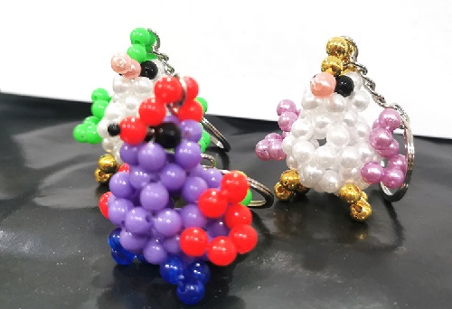 3月17日，在家做手工副業(yè)掙錢，靈活就業(yè)的手工副業(yè)，手工之家的純手工項(xiàng)目，加工容易、銷售也容易，圖為勵(lì)志珠珠繡串珠手工產(chǎn)品剪影