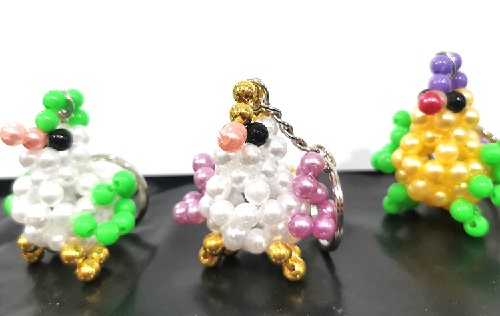 3月17日，在家做手工副業(yè)掙錢，靈活就業(yè)的手工副業(yè)，手工之家的純手工項(xiàng)目，加工容易、銷售也容易，圖為勵(lì)志珠珠繡串珠手工產(chǎn)品剪影