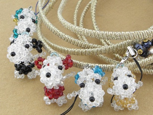 3月18日，想做手工副業(yè)掙錢，帶回家做的手工項目，在手工之家，心中有目標、手上有行動、口袋有收入，圖為勵志珠珠繡串珠手工產(chǎn)品剪影