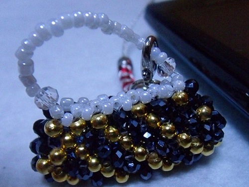 3月21日，把純手工拿回家做，靈活就業(yè)創(chuàng)業(yè)副業(yè)，不論地域，手工之家的合作和服務(wù)都一樣、都公開透明，圖為勵(lì)志珠珠繡串珠手工產(chǎn)品剪影