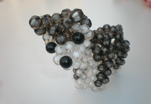 3月22日，在家做手工副業(yè)，可以拿回家做的手工項目，與老手工平臺手工之家合作，渠道有很多，圖為勵志珠珠繡串珠手工產品剪影